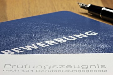 Bewerbungsmappe auf Schreibtisch