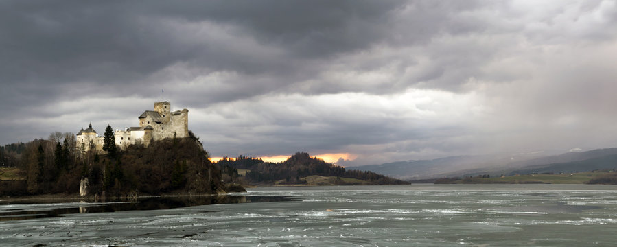  panorama zamku w Niedzicy,w oddali ruiny zamku w Czorsztynie