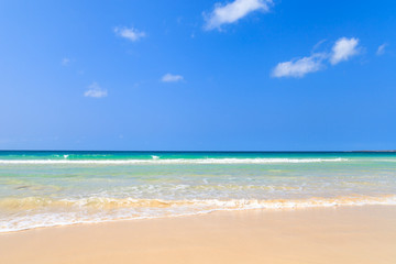 Fototapeta na wymiar Beautiful view on beach and ocean, Boavista, Cape-Verde