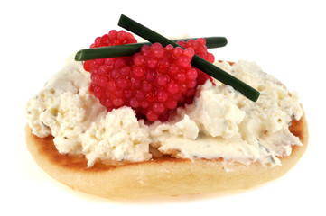 Blinis avec fromage persillé, fines herbes et caviar