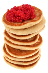 Caviar rouge sur une pile de blinis