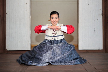 한복을 입은 신혼부부 커플