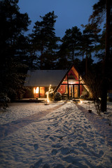 Landhaus Ferienhaus einsames Holzhaus im Winter bei Nacht, Schneedecke im Wald, Gemütlichkeit...