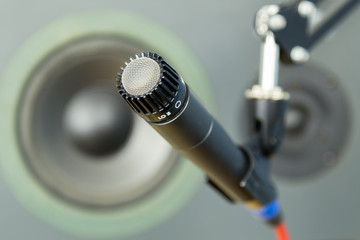 Dynamic microphone with out of focus speaker