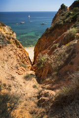 Küste mit Felsen in Lagos an der Algarve in Portugal