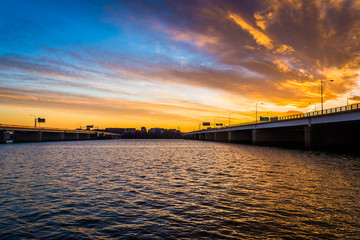 Obraz na płótnie Canvas Sunset over the Potomac River and bridges in Washington, DC.