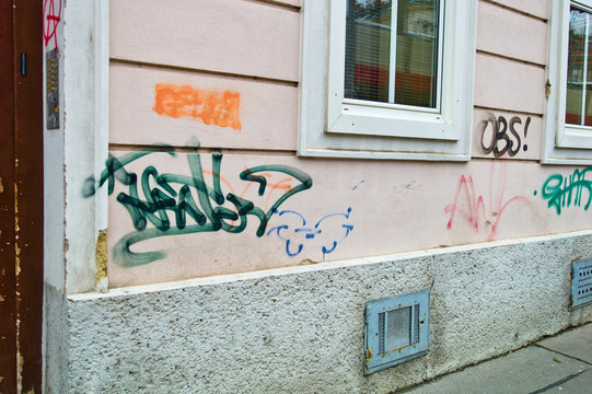 Verunreinigte Hausmauer