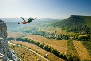 Foto op Plexiglas base-jumper springt van de klif © sergeyonas