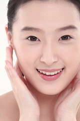 스킨케어컨셉의 여성 얼굴 클로즈업