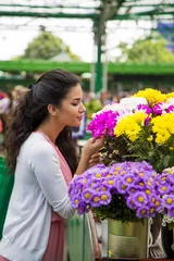 Abwaschbare Fototapete Blumenladen Young woman buying flowers