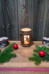 Weihnachtliche Dekoration, hölzerne Laterne vor Holzhintergrund