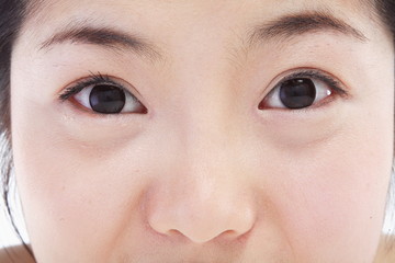 Fototapeta premium 화장하는 여성 얼굴 클로즈업