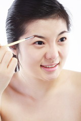 화장하는 여성 얼굴 클로즈업