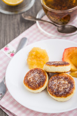 Cheese pancakes with baked apples