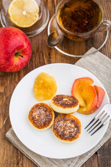 Cheese pancakes with baked apples