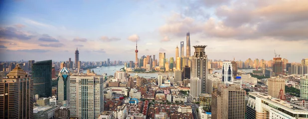 Tuinposter Shanghai modern stadsbeeld en verkeer overdag