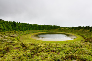 lagoa em cratera vulcanica Açores