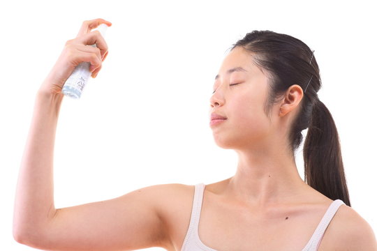 피부 관리하는 여성 얼굴 클로즈업