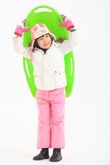 실내에서 썰매를 타는 어린이