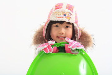 실내에서 썰매를 타는 어린이