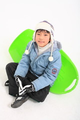 실내에서 썰매를 타는 어린이