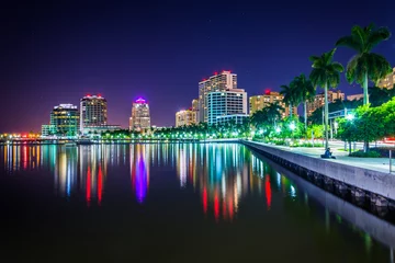 Schilderijen op glas The skyline at night in West Palm Beach, Florida. © jonbilous