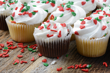 Chocolate and Vanilla Christmas Cupcakes
