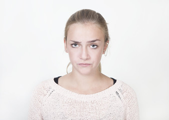 maedchen schaut genervt portrait
