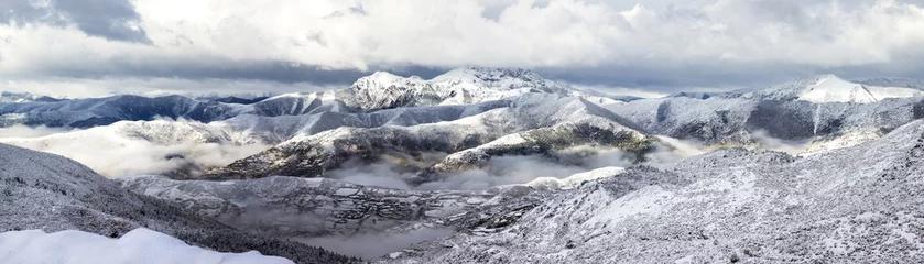 Crédence de cuisine en verre imprimé Monts Huang mountain ridge snow landscape