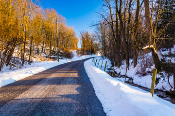 Obraz premium Country road, seen during the winter, in York County, Pennsylvan