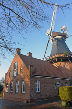 gut erhaltene Windmühle in Ditzum an der Ems