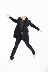 스튜디오 안의 젊은 남자 다양한 포즈