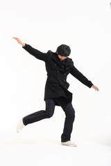 스튜디오 안의 젊은 남자 다양한 포즈