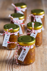 Zwiebel Ananas Chutney auf rustikalem Holz