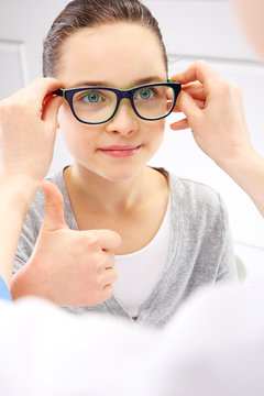 Salon optyczny, dziewczynka w okularach