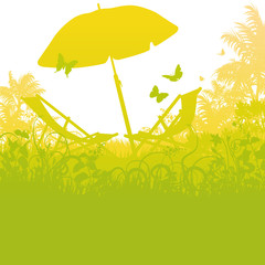 Liegestühle mit Sonnenschirm im Palmengarten