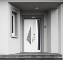 Moderner Eingang eines Neubaus in grau