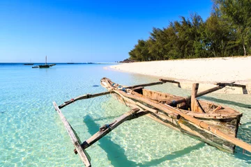 Papier Peint photo autocollant Zanzibar Bateau de pêcheur traditionnel se trouvant près de la plage dans l& 39 eau claire