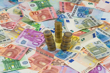 Münzenstapel auf Euro Banknoten