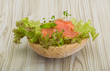 Salmon sandwich with thyme