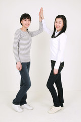 Fototapeta premium 스튜디오 안의 즐거운 대학생들