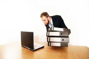 Junger Geschäftsmann mit Aktenstapel