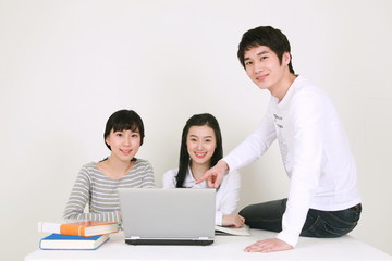 Obraz premium 스튜디오 안의 공부하는 대학생들