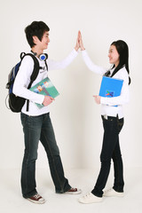 Fototapeta premium 스튜디오 안의 공부하는 대학생들