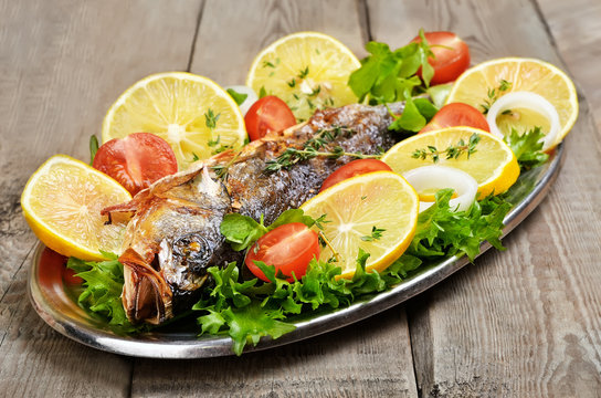 Grilled fish with vegetables and lemon