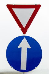 Verkehrszeichen im Nebel