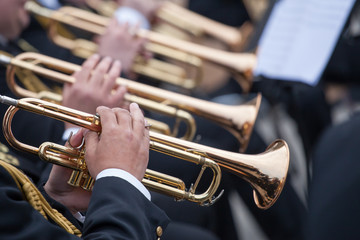 Obraz na płótnie Canvas musicians are playing on trumpets