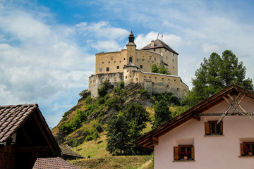 Fototapeta na wymiar Schloss Tarasp in Switzerland
