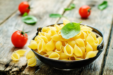 pasta with tomatoes and Basil