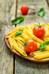 pasta with tomatoes and Basil
